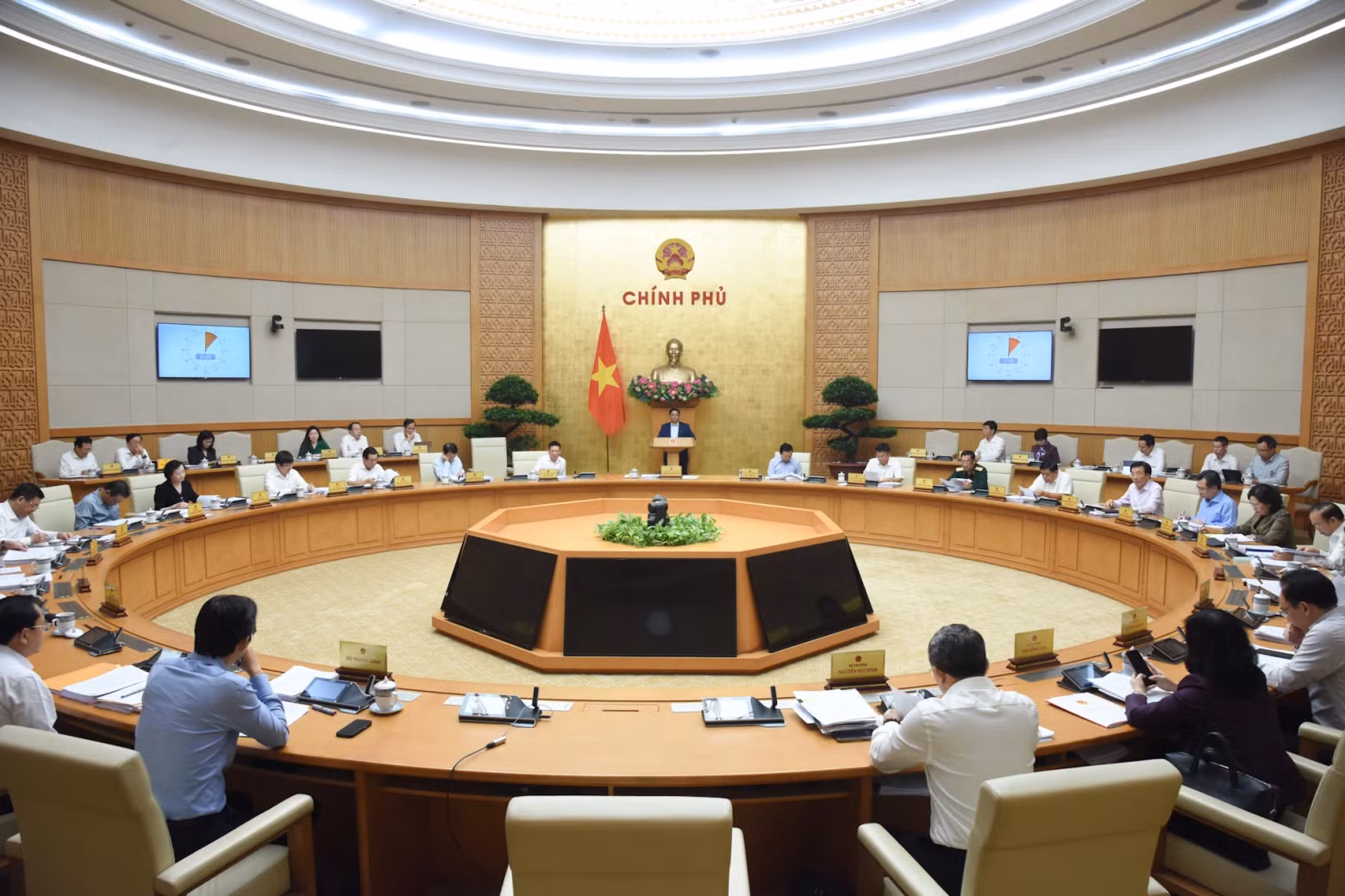 The meeting focuses on discussing and assessing the socio-economic situation in October and the first 10 months of the year, as well as orientations, tasks and solutions in November and from now until the end of the year.
