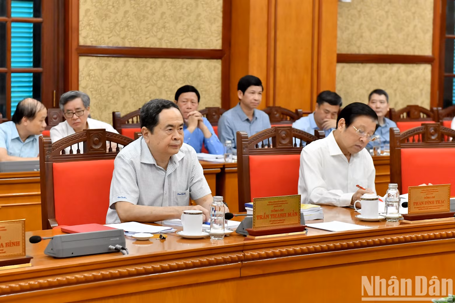 National Assembly Chairman Tran Thanh Man and delegates at the meeting.