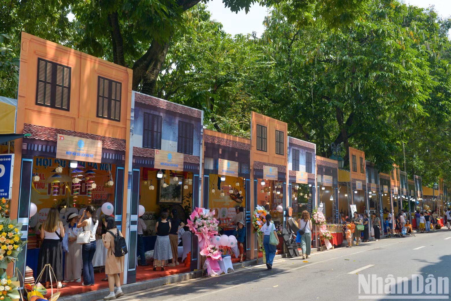 Exhibition booths modelled after houses in the old quarter add a distinctly “Hanoi atmosphere” to the festival.