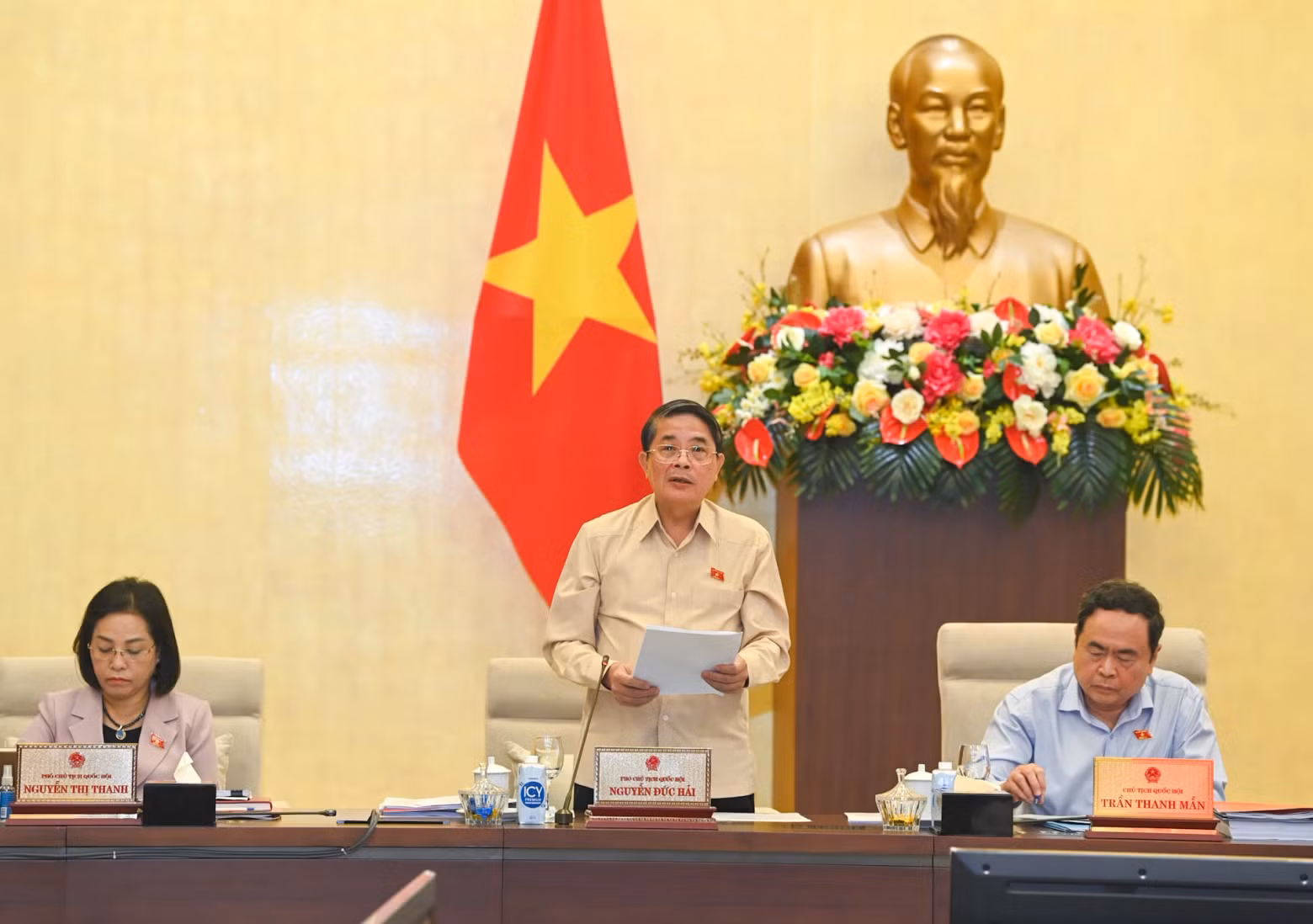 NA Vice Chairman Nguyen Duc Hai chairs the discussion on the draft Law on Management and Investment of State Capital in Enterprises.