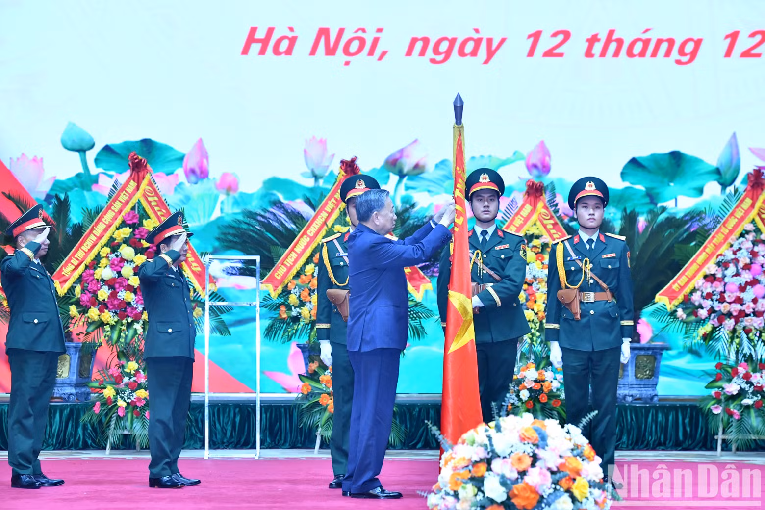 General Secretary To Lam presents the First-class Independence Order to the General Department of Politics