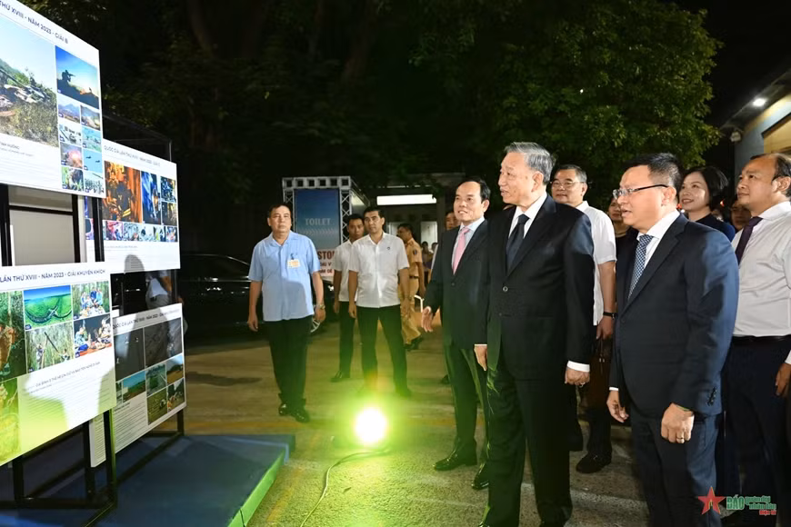 President To Lam visits a display of journalism works (Photo: qdnd.vn)