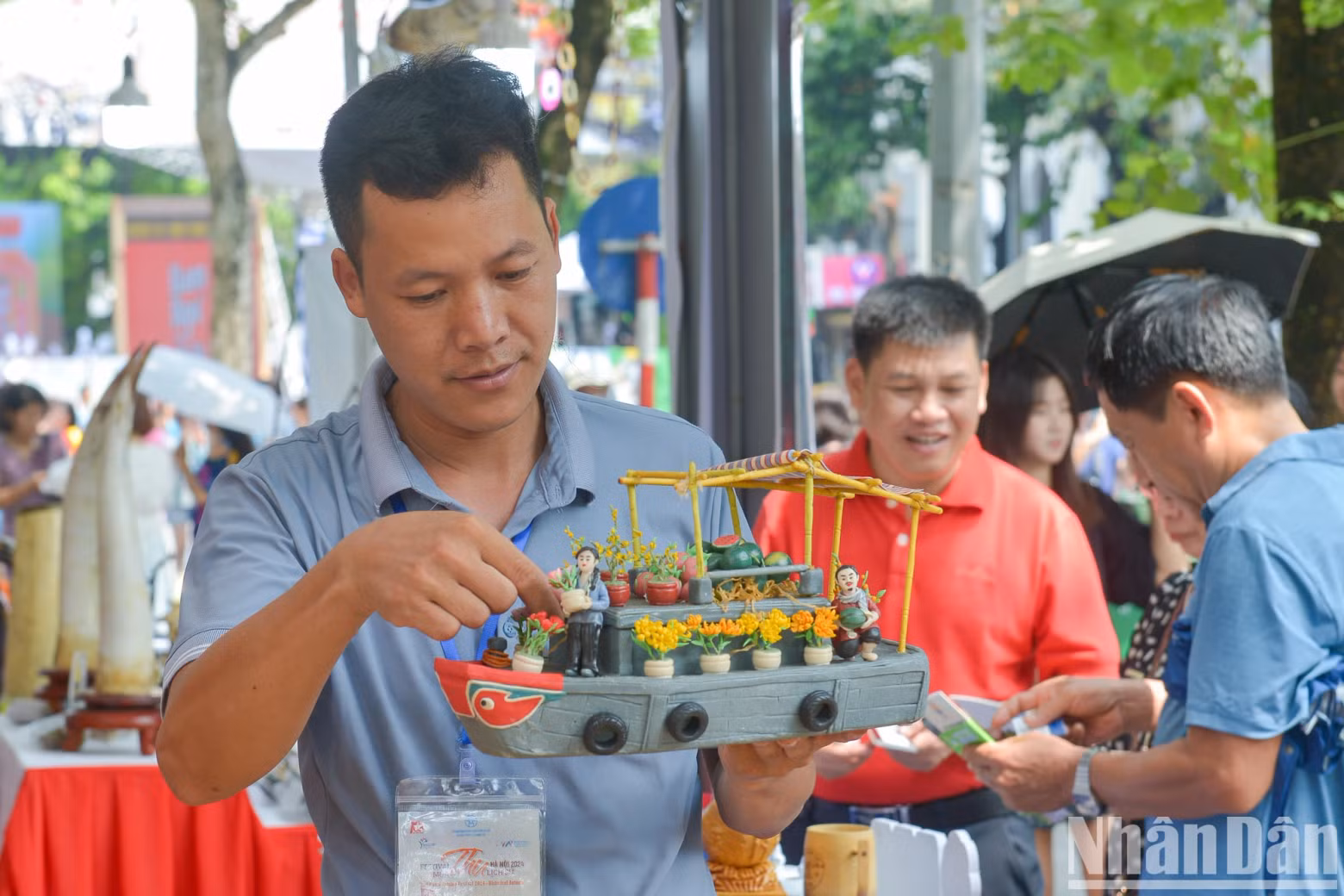 To He artisan Dang Van Hau shared: “I have brought a variety of To He products to the festival, especially those that have been exhibited abroad and won many awards.”