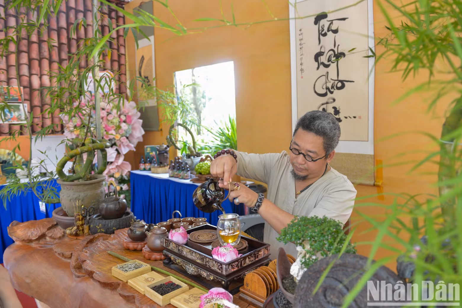 Vietnamese tea culture artisan Nguyen Cao Son said, “In my second participation in the Hanoi Autumn Festival, I have brought the tea space of Hanoi residents to the festival, combined with bonsai bamboo trees sourced from various rural areas of Vietnam.”