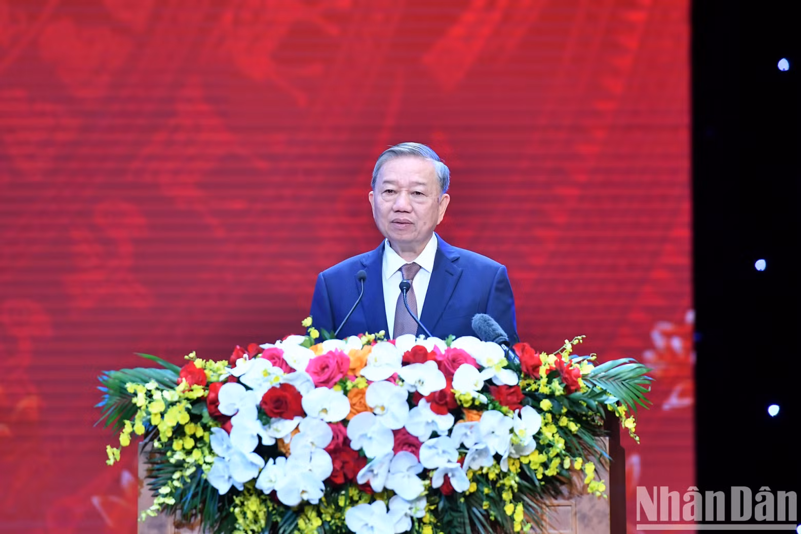 The Party General Secretary delivers a speech at the meeting