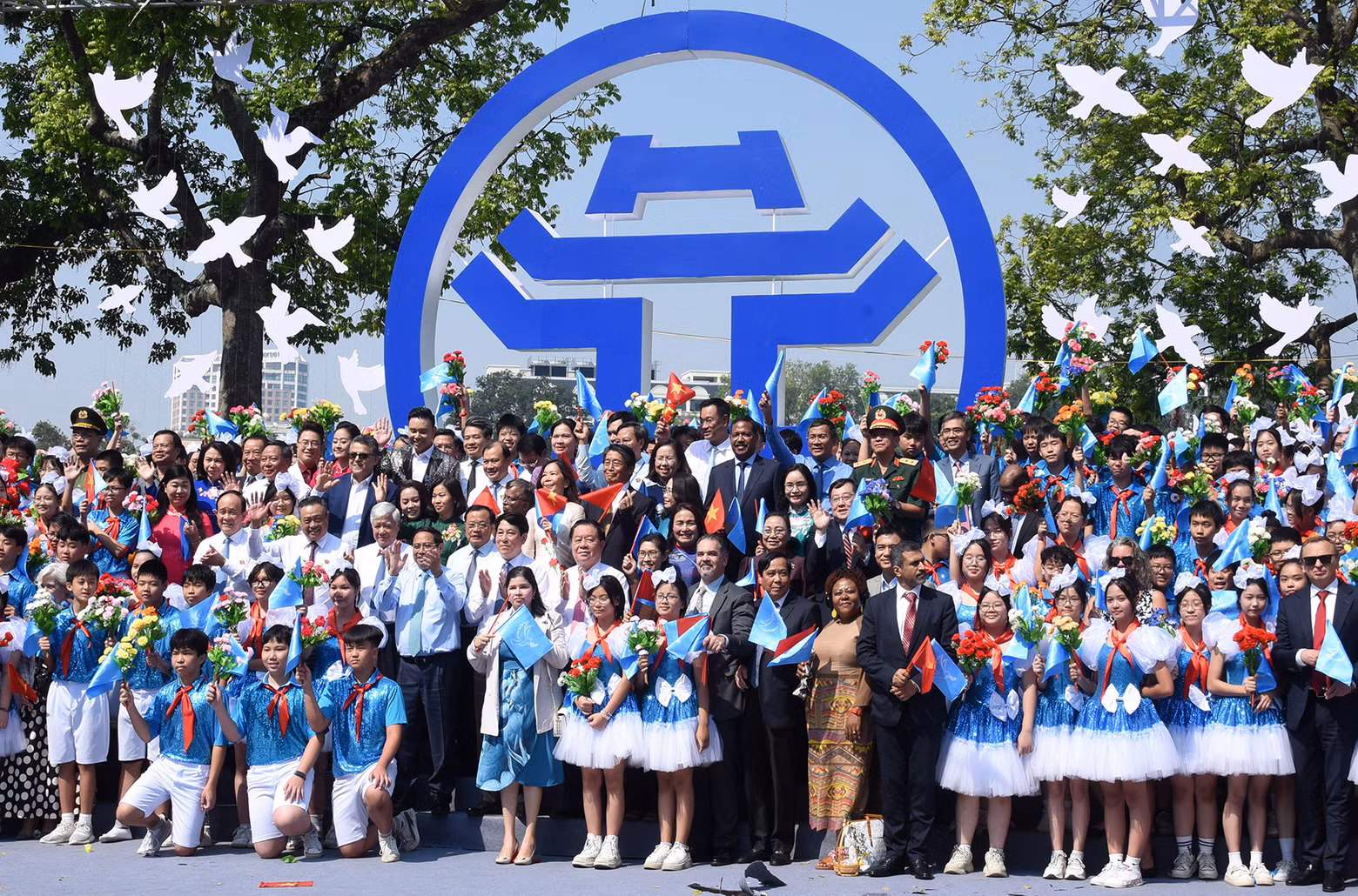 Prime Minister Pham Minh Chinh, delegates and a large number of people attend the festival.