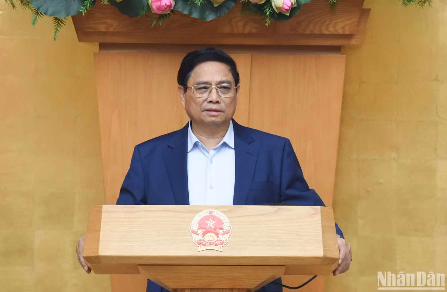 Prime Minister Pham Minh Chinh speaks at the meeting.
