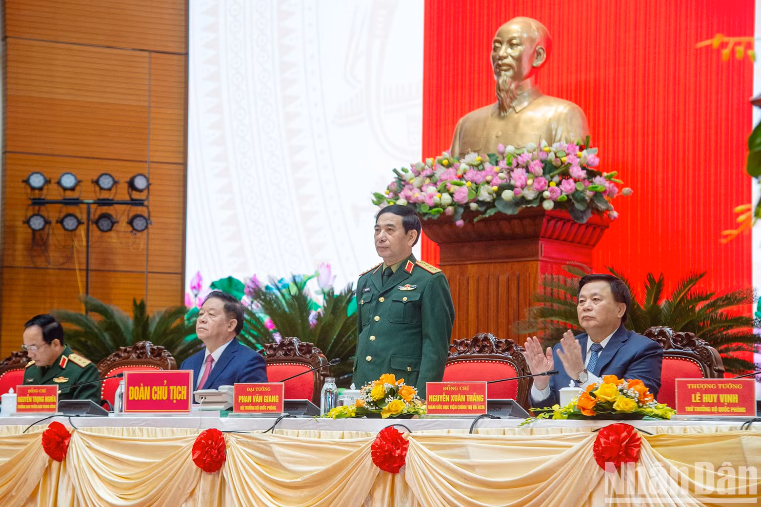 Minister of National Defence Phan Van Giang and delegates at the event