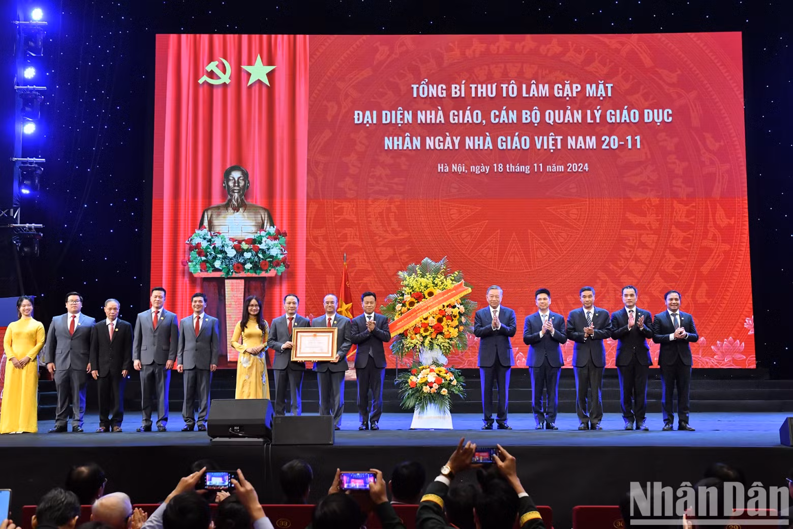 Flowers are presented by General Secretary To Lam to congratulate teachers on the occasion.