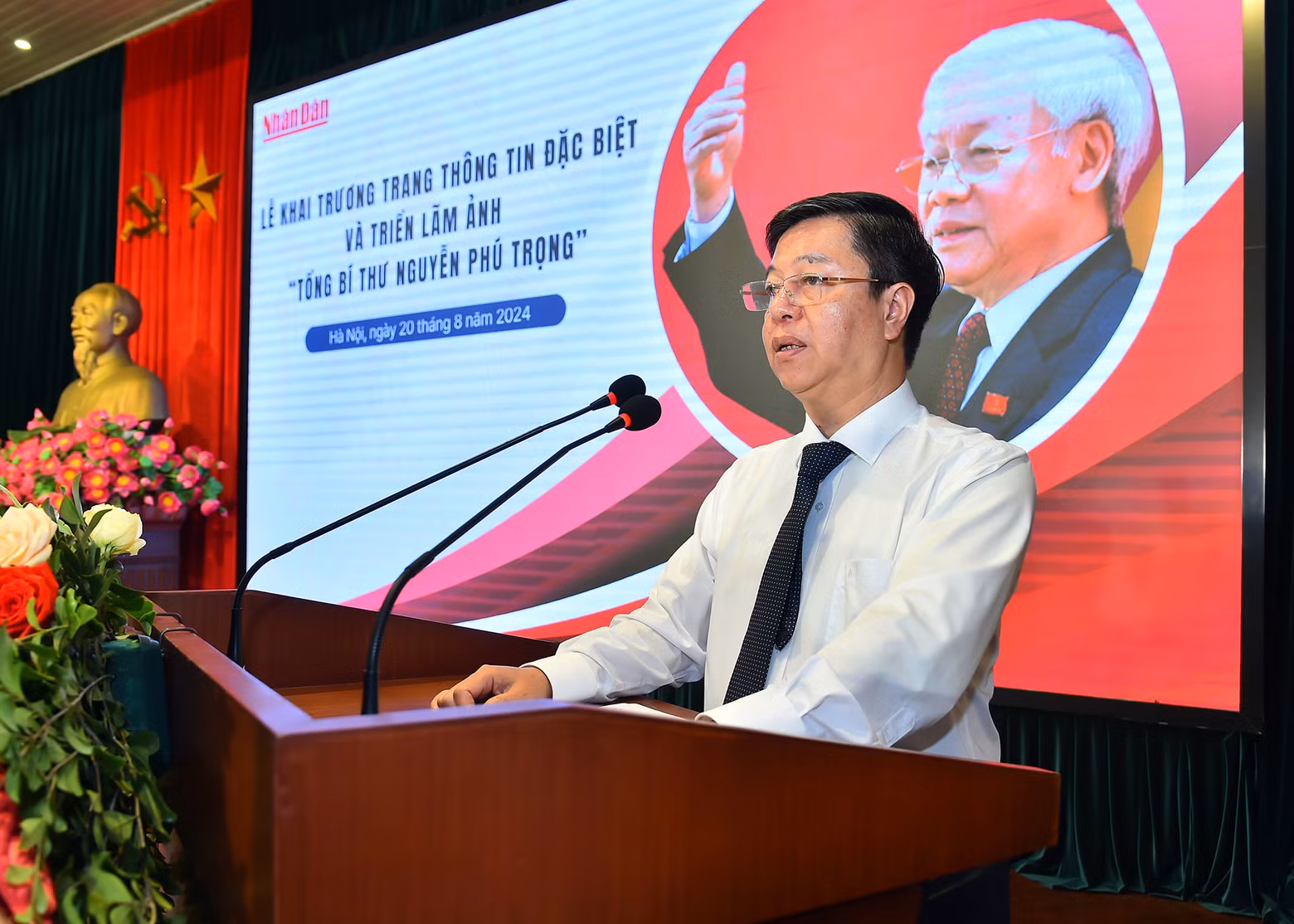 Associate Professor, Dr. Vu Trong Lam, Director and Editor-in-Chief of the Su That (Truth) National Political Publishing House speaks at the launch ceremony.
