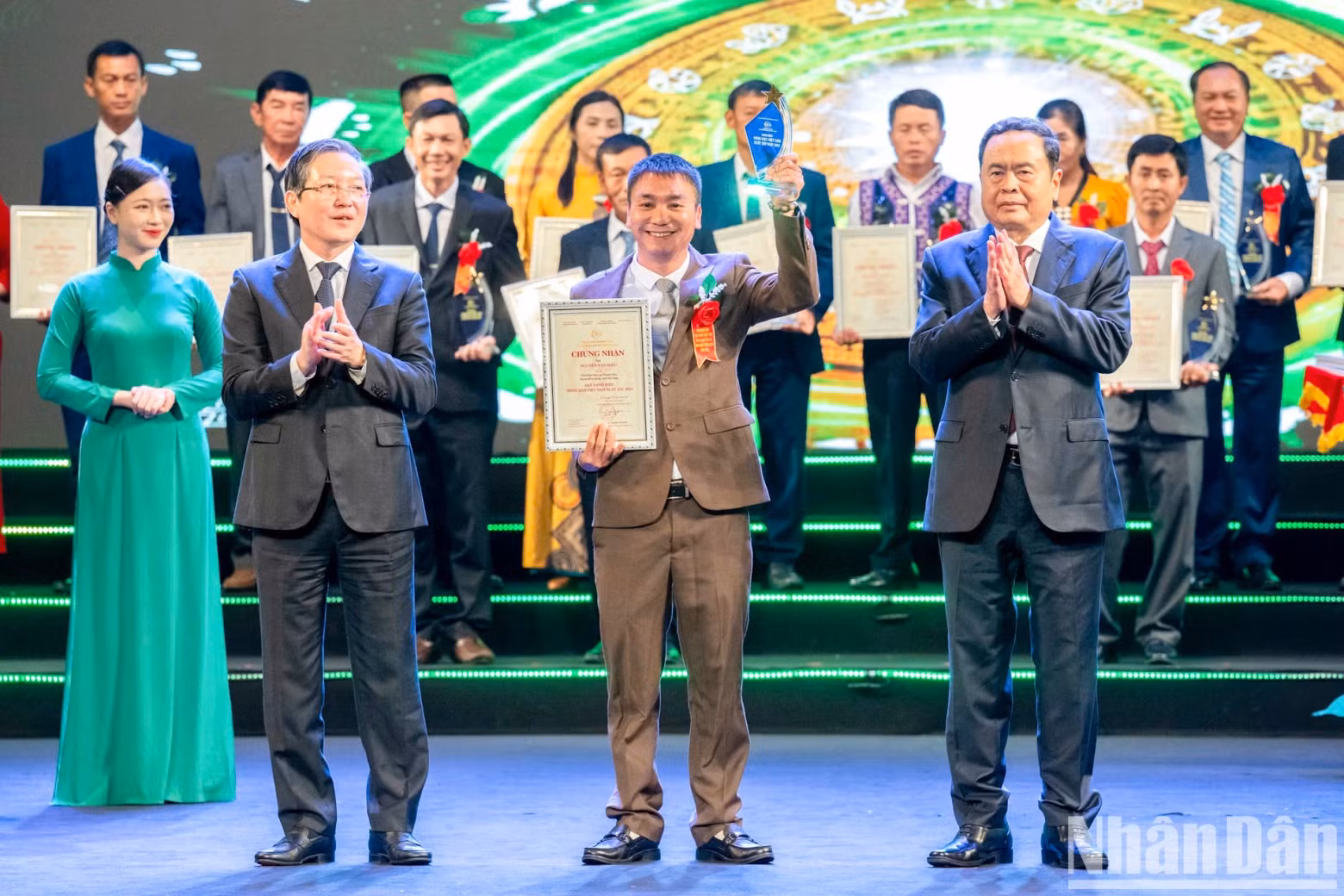 NA Chairman Tran Thanh Man and Chairman of the Vietnam Farmers’ Union Luong Quoc Doan present the certificate to outstanding Vietnamese farmers.