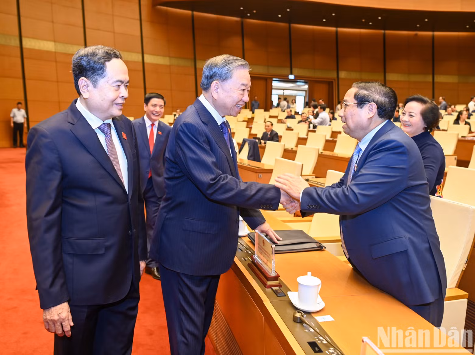 Party General Secretary and President To Lam, Prime Minister Pham Minh Chinh, NA Chairman Tran Thanh Man, and other delegates are present at the meeting. Party General Secretary and President To Lam, Prime Minister Pham Minh Chinh, NA Chairman Tran Thanh Man, and other delegates are present at the meeting.