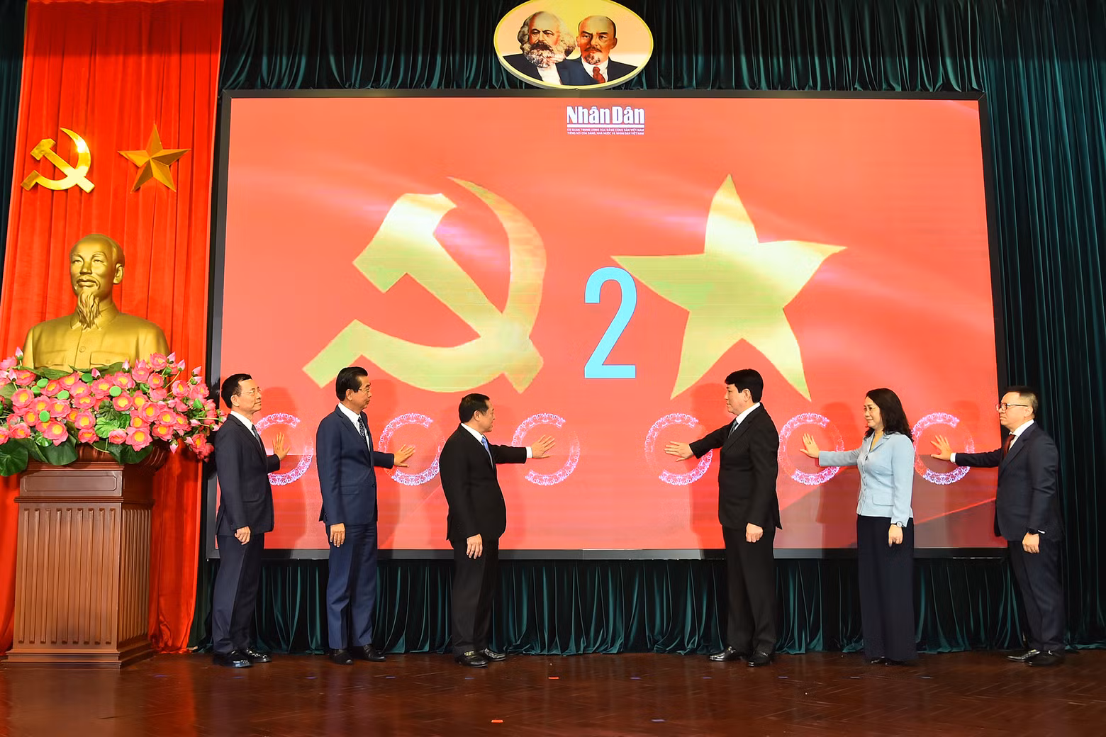 Standing member of the Party Central Committee’s Secretariat Luong Cuong and delegates launch the special page on General Secretary Nguyen Phu Trong.