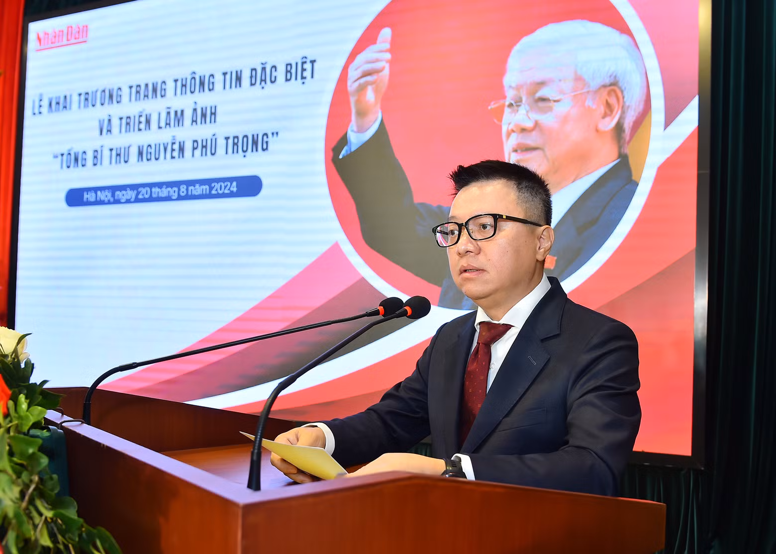 Le Quoc Minh, Editor-in-Chief of Nhan Dan Newspaper, Deputy Head of the Party Central Committee’s Commission for Information and Education, and President of the Vietnam Journalists’ Association speaking at the ceremony.