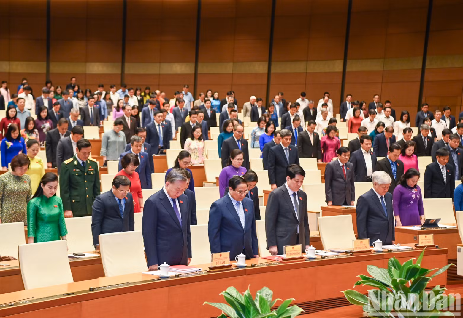 Party and State leaders and NA deputies observe a minute of silence to commemorate the late Party General Secretary. Party and State leaders and NA deputies observe a minute of silence to commemorate the late Party General Secretary.