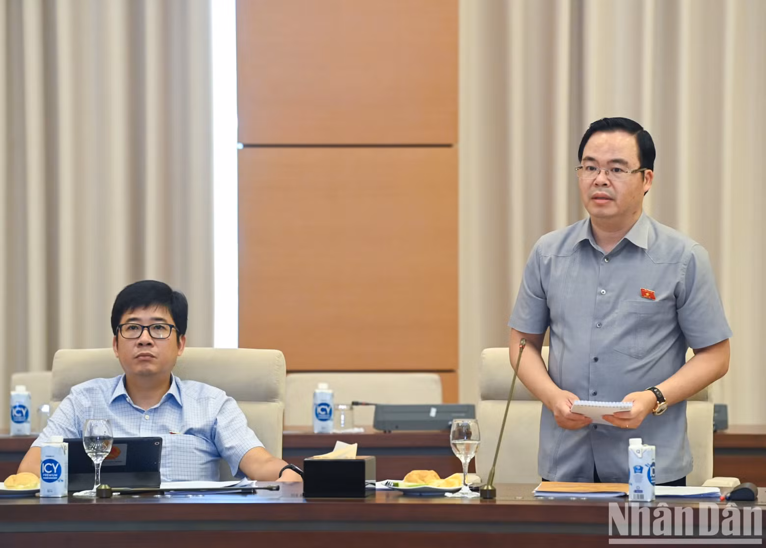 Permanent member of the Committee for Science, Technology and Environment Tran Van Khai speaks at the meeting. Permanent member of the Committee for Science, Technology and Environment Tran Van Khai speaks at the meeting.