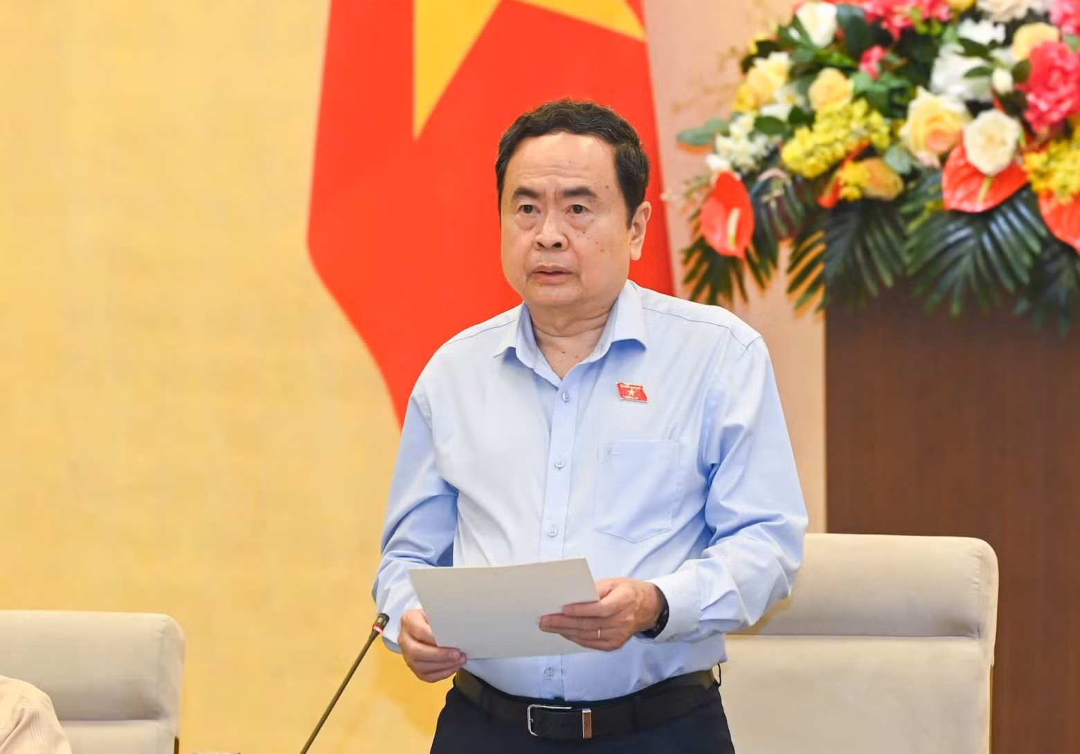 NA Chairman Tran Thanh Man speaks at the session.