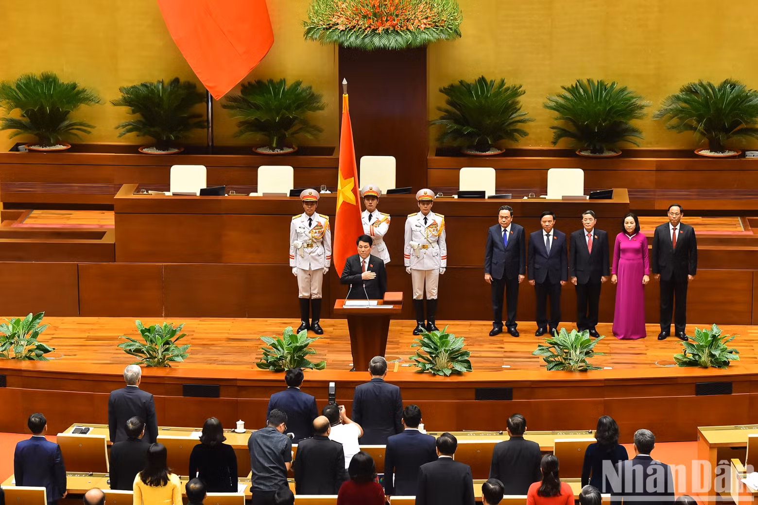 Taking the oath, the new President pledges to stay absolutely loyal to the Fatherland, the people, and the Constitution, and to exert efforts to fulfil the tasks assigned by the Party, the State, and the people. Taking the oath, the new President pledges to stay absolutely loyal to the Fatherland, the people, and the Constitution, and to exert efforts to fulfil the tasks assigned by the Party, the State, and the people.