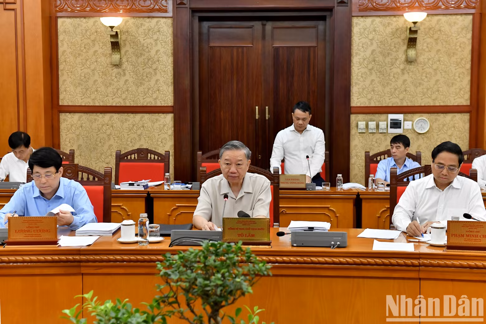 Party and State leaders are present at the meeting.