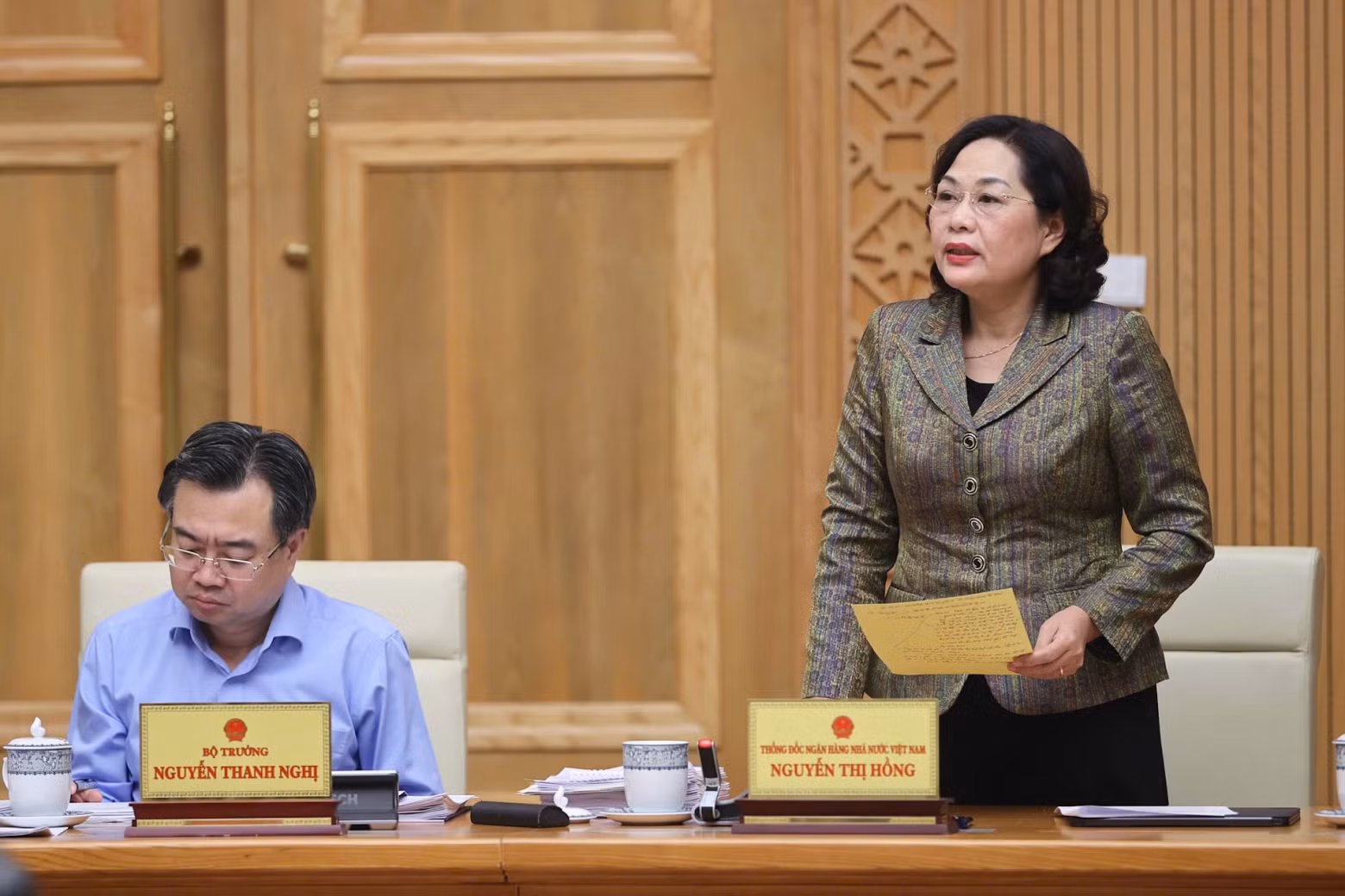 Governor of the State Bank of Vietnam Nguyen Thi Hong delivers a speech at the meeting.