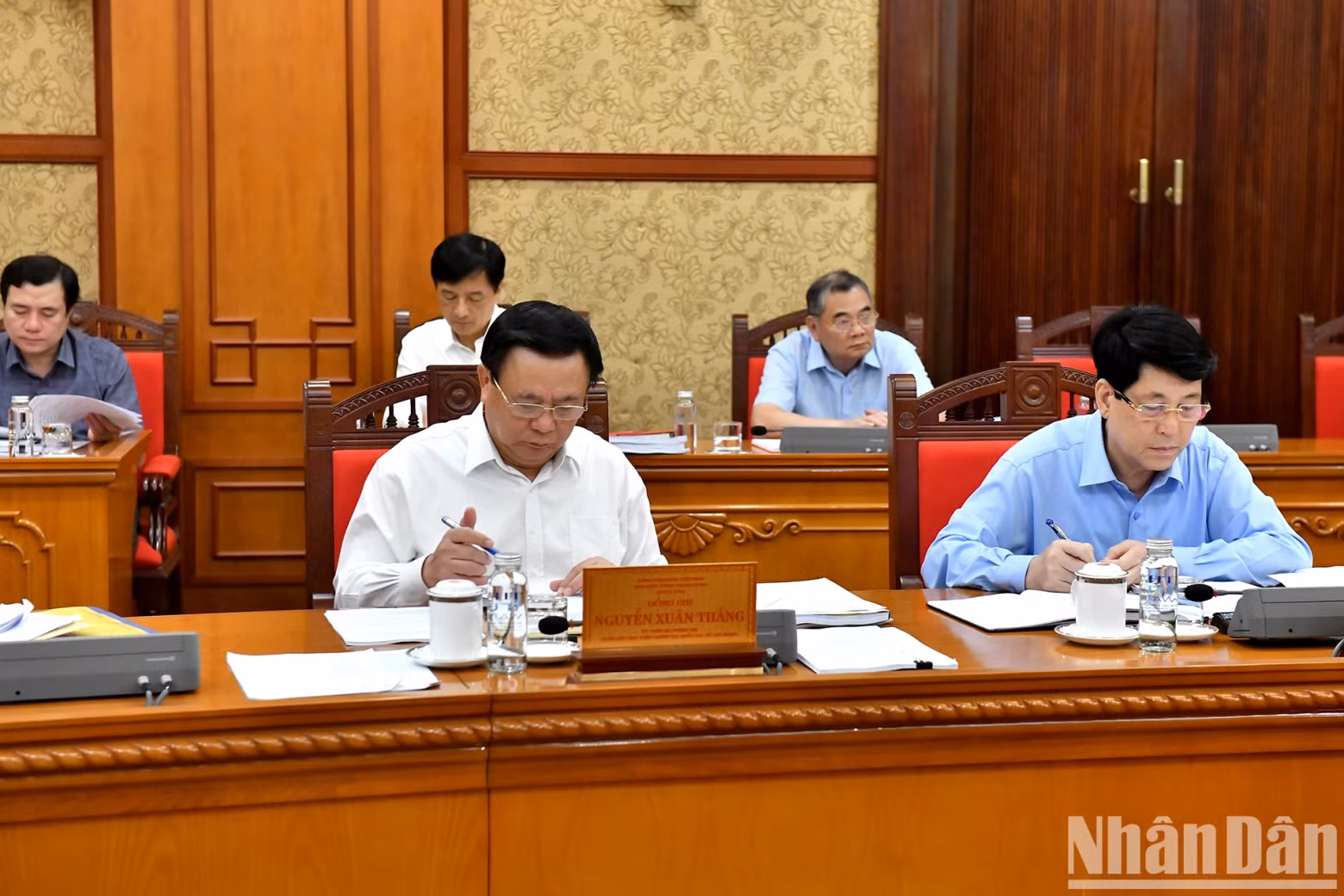 Party and State leaders are present at the meeting.