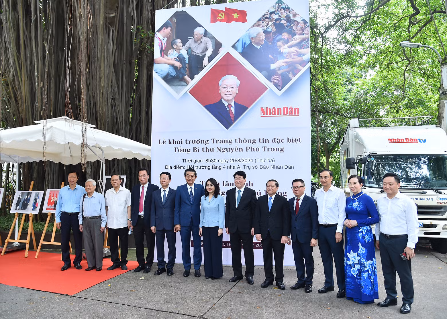 Standing member of the Party Central Committee’s Secretariat Luong Cuong and delegates at the photo exhibition on General Secretary Nguyen Phu Trong.
