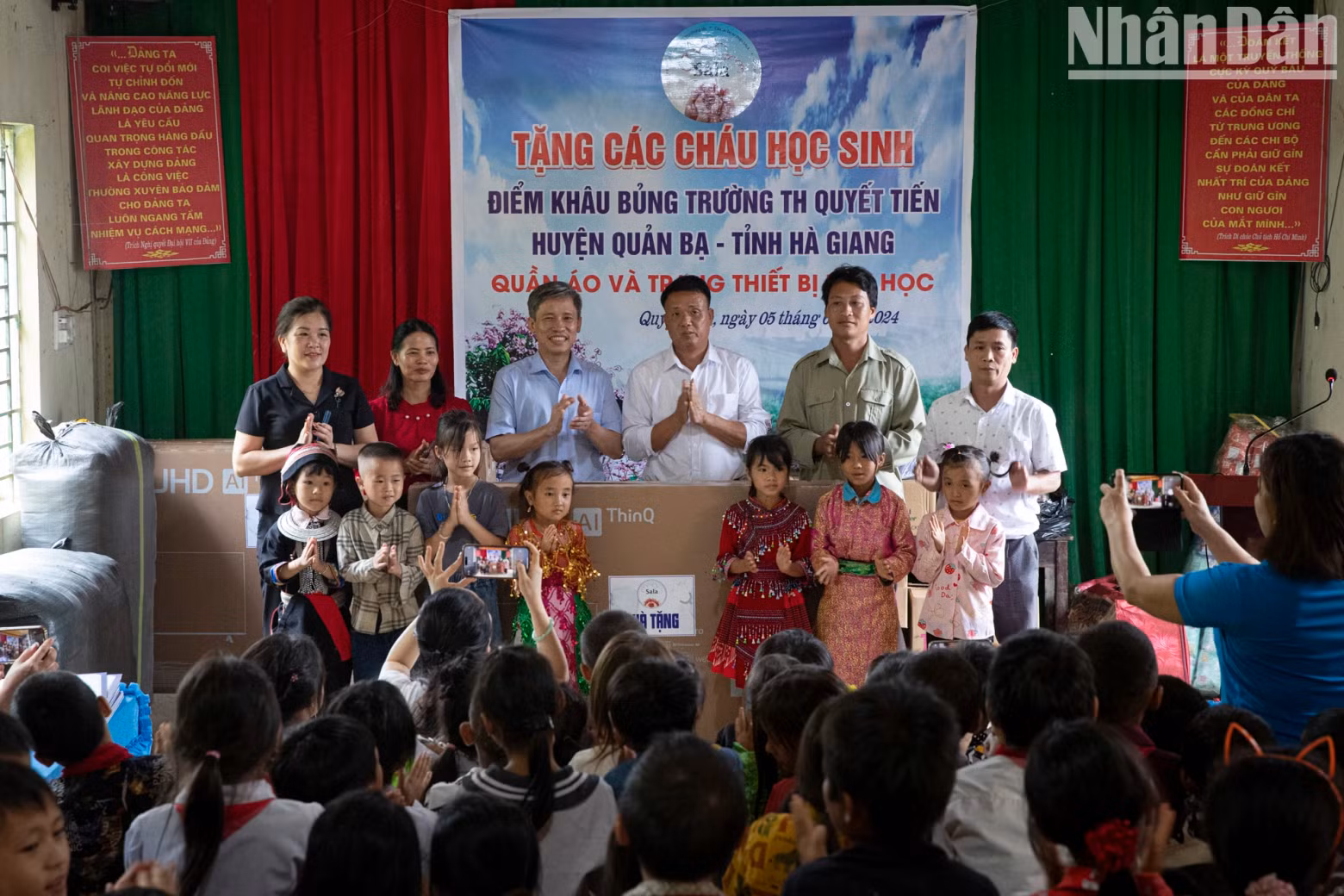 Sala donated five televisions to five classrooms, 200 coats, 100 pairs of slippers, notebooks, pens, and confectionary to local students. Specifically, 20 Ngo Van Toan Scholarships worth 1 million VND each were presented to needy students.