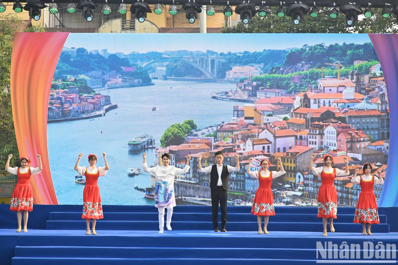 The festival aims to celebrate the 70th anniversary of the Liberation of Hanoi Capital and the 25th anniversary of Hanoi being honoured as the “City for Peace”.