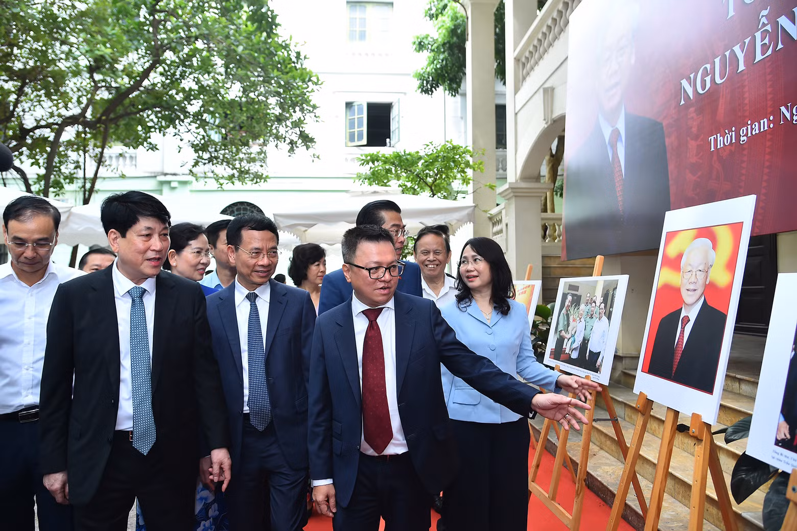 Standing member of the Party Central Committee’s Secretariat Luong Cuong and delegates attend the photo exhibition on General Secretary Nguyen Phu Trong at the headquarters of Nhan Dan Newspaper.