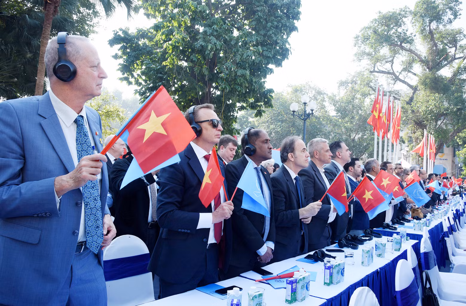 Representatives of foreign agencies and organisations in Vietnam attend the programme.