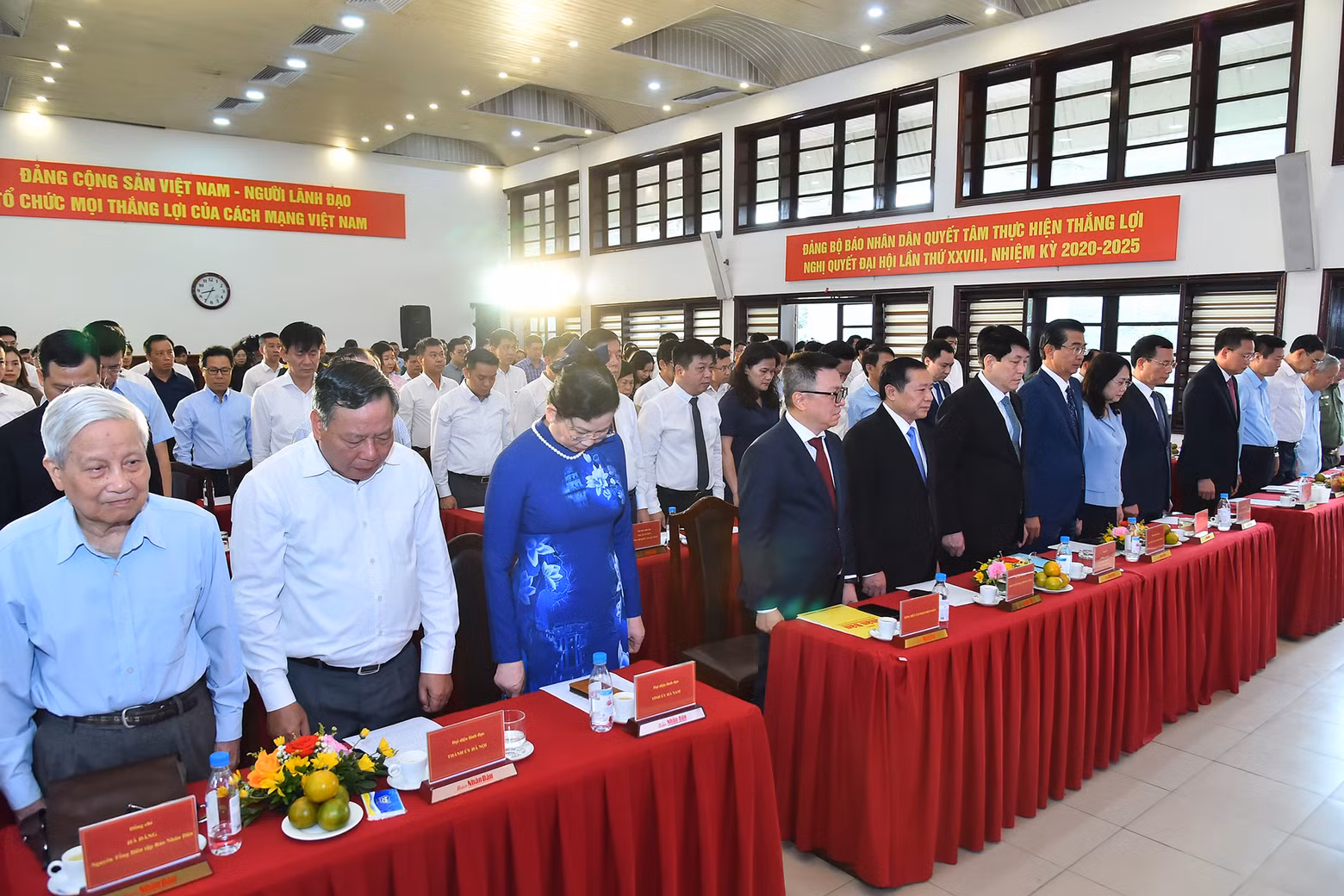 Standing member of the Party Central Committee’s Secretariat Luong Cuong and delegates observe a minute of silence to commemorate General Secretary Nguyen Phu Trong, an exceptionally outstanding leader who devoted his whole life to the country and the people.