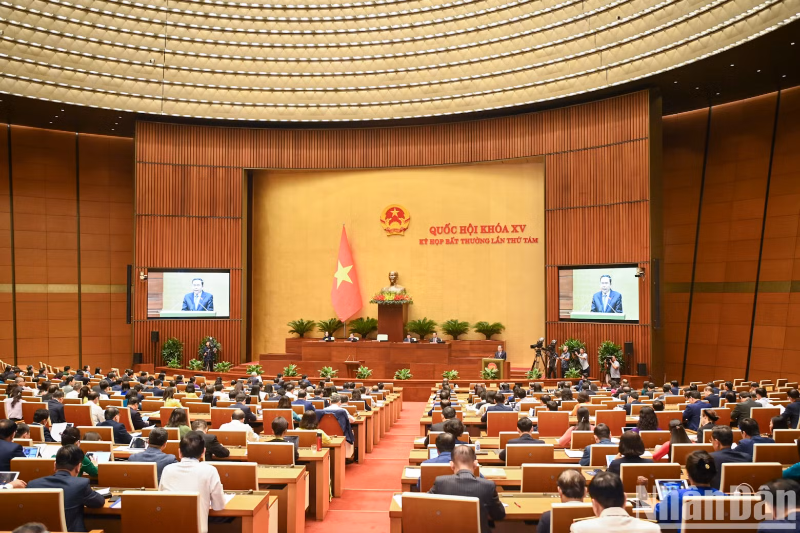 A view of the extraordinary session. A view of the extraordinary session.
