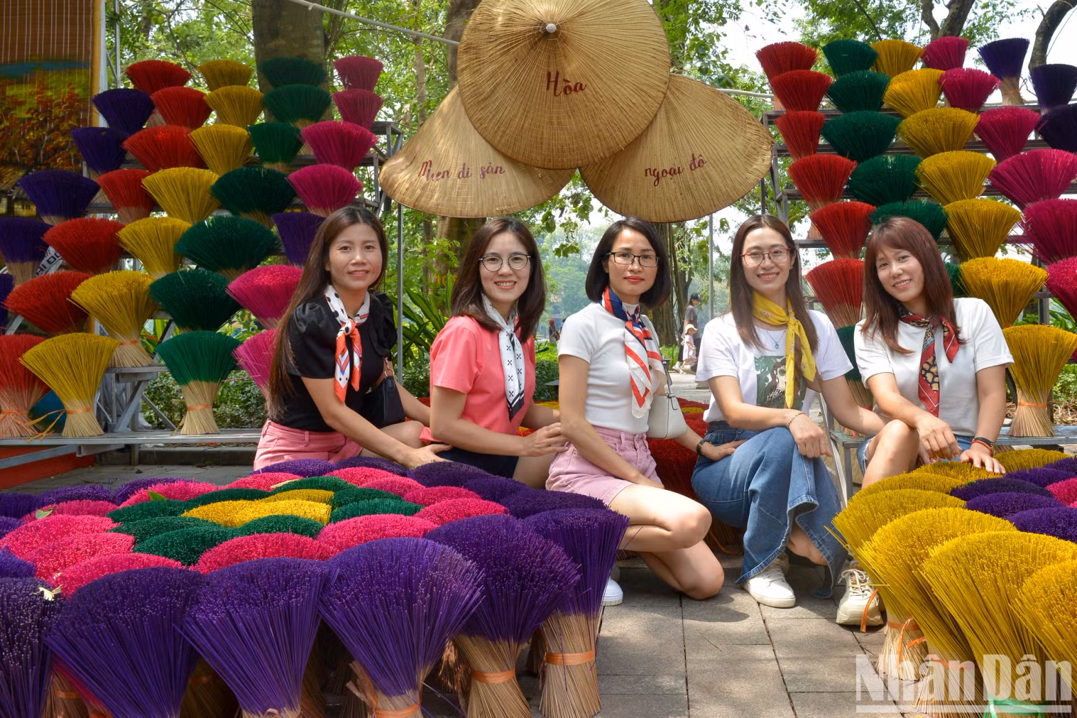 The cultural space “Ung Hoa - Suburban heritage land”, with its colourful incense bundles, attracts many tourists to take photos and check-in.