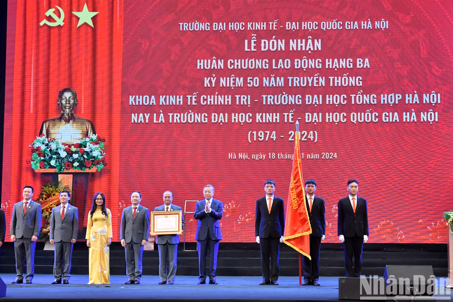 Party General Secretary To Lam presents the Third-class Labour Order to the University of Economics (VNU).