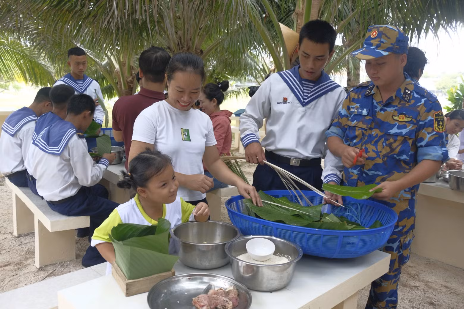 Soldiers and people on the island make ‘banh chung’ (square sticky rice cake) to welcome Tet.