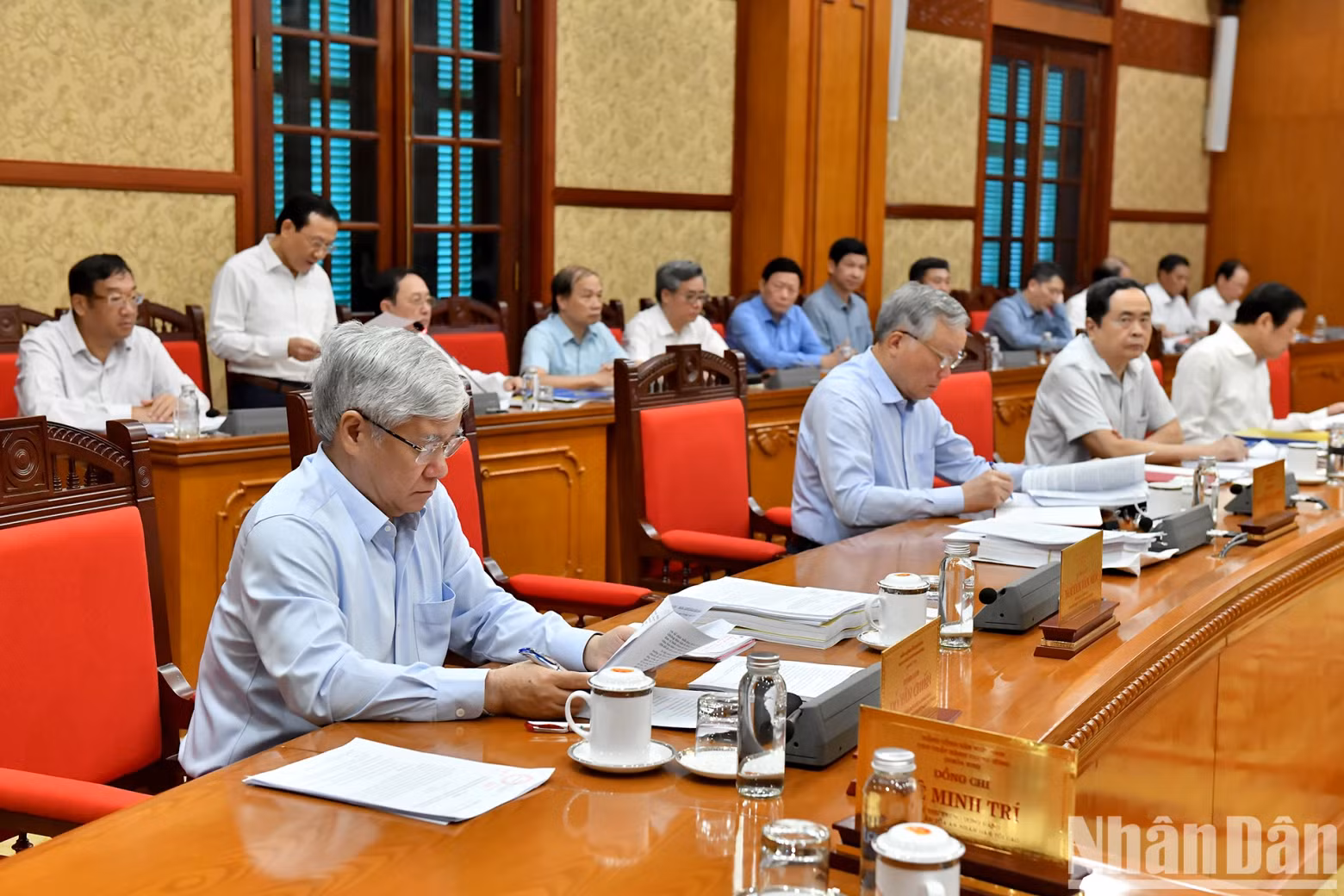 Party and State leaders are present at the meeting.