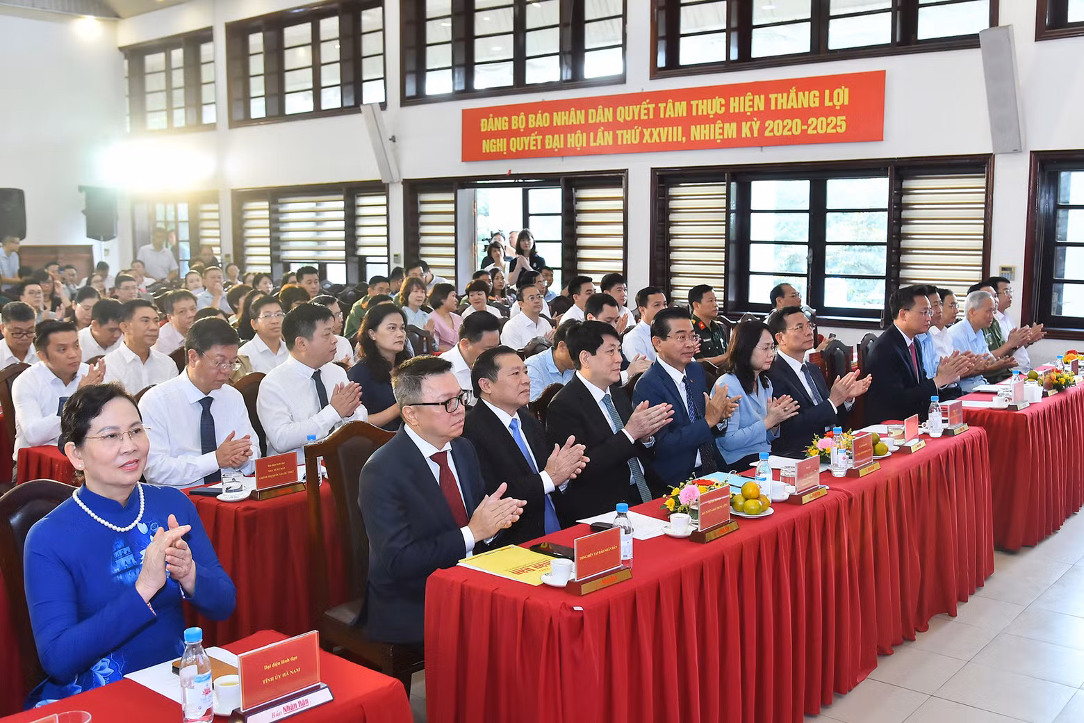 Standing member of the Party Central Committee’s Secretariat Luong Cuong and delegates attend the launch ceremony of the special page on General Secretary Nguyen Phu Trong.