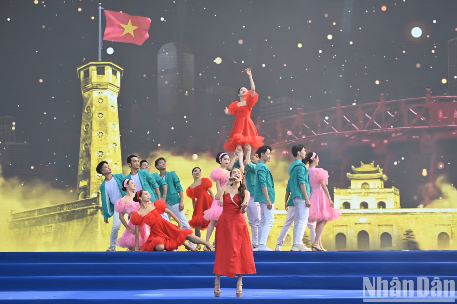 An art performance to welcome the festival