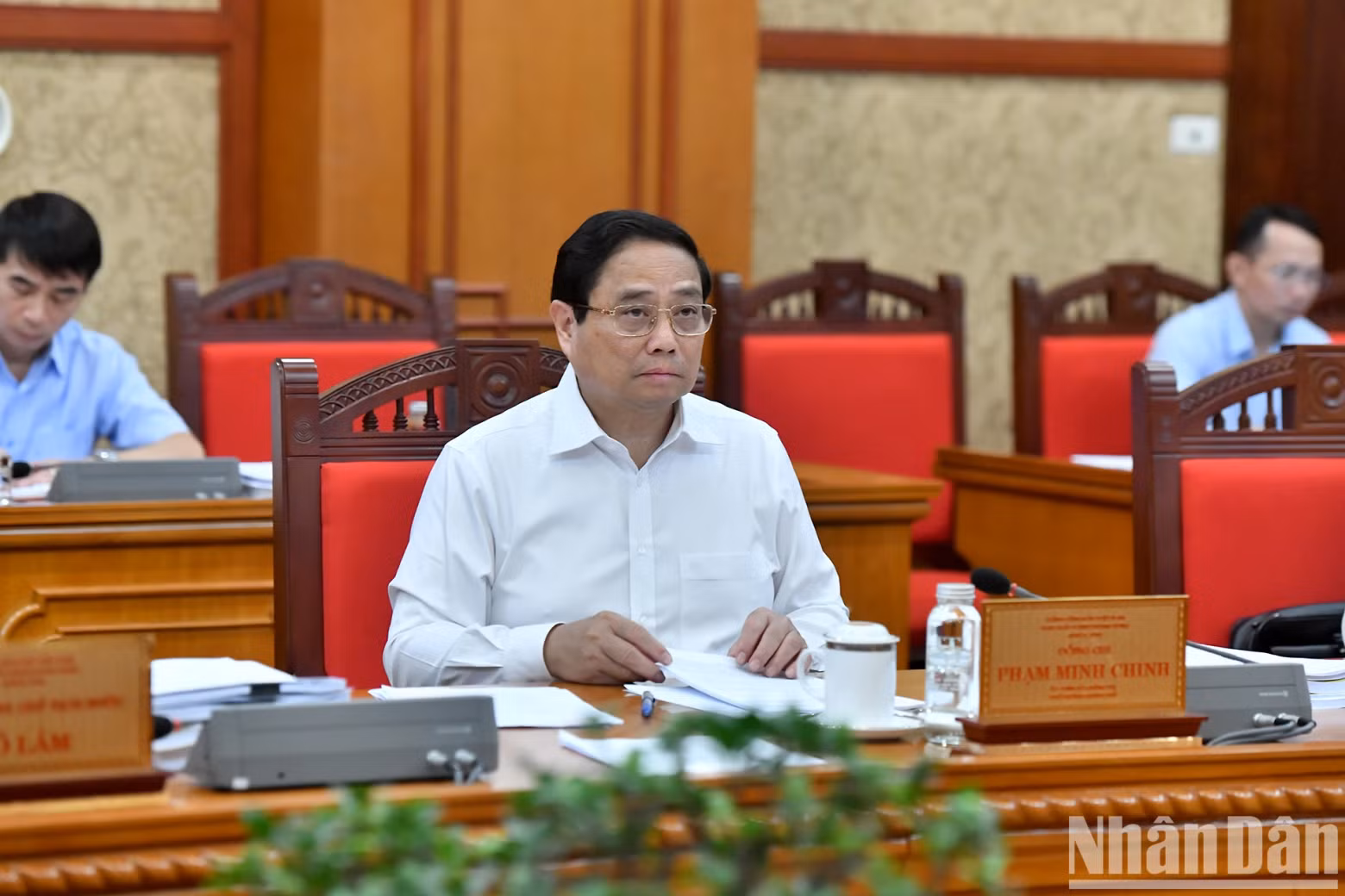 Prime Minister Pham Minh Chinh attends the meeting.