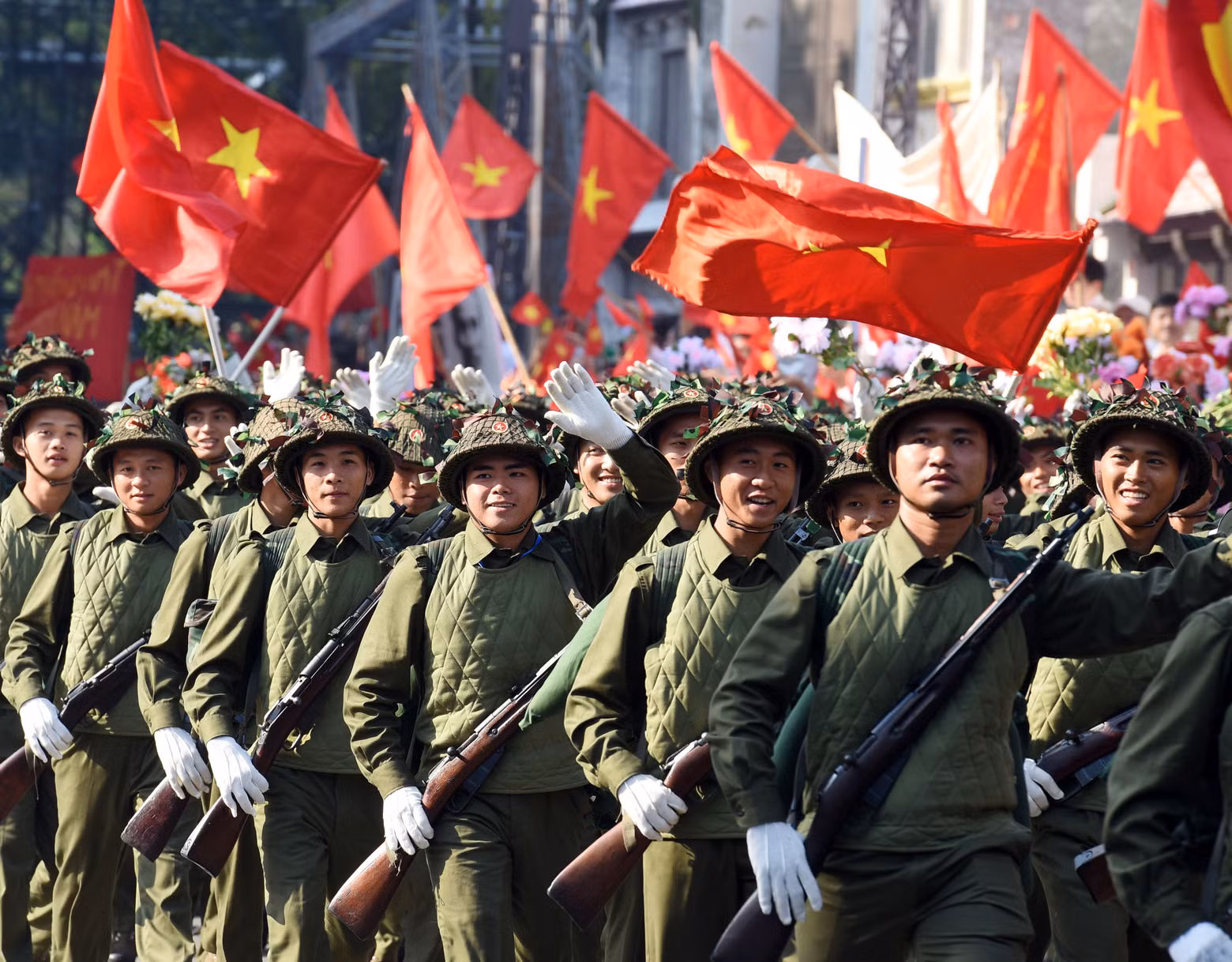 The parade depicts the image of the army marching to Hanoi at the historic moment of October 10, 1954.