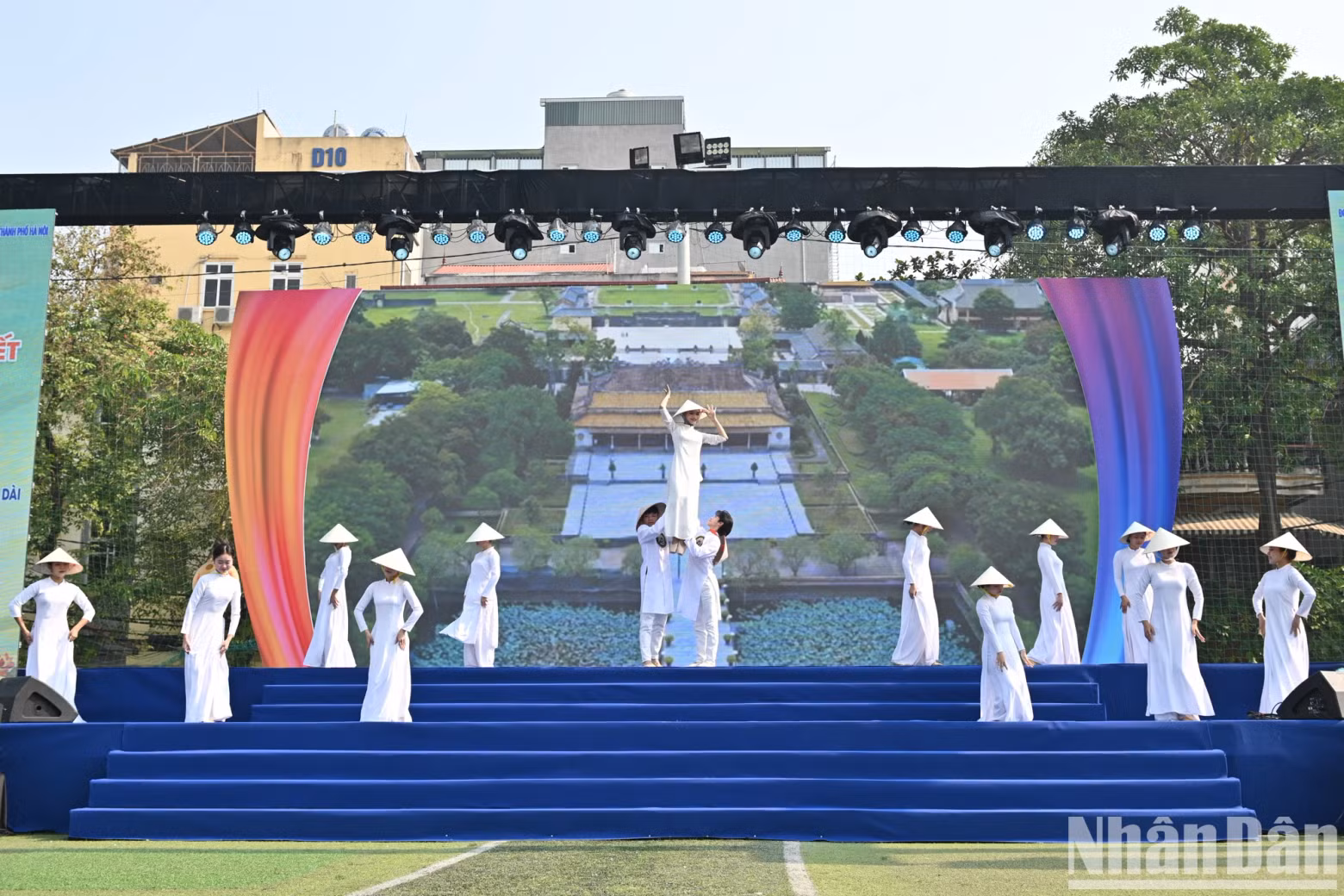 The Ao Dai Dance performance of Hanoi University of Culture.