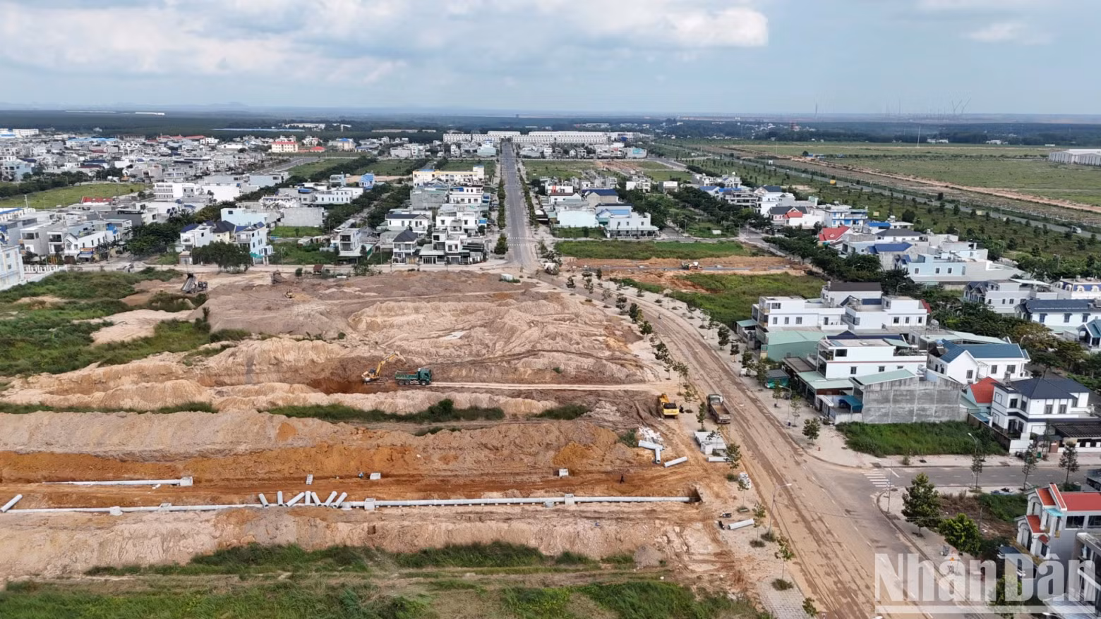 The construction unit continues to complete the infrastructure in Loc An-Binh Son resettlement area.