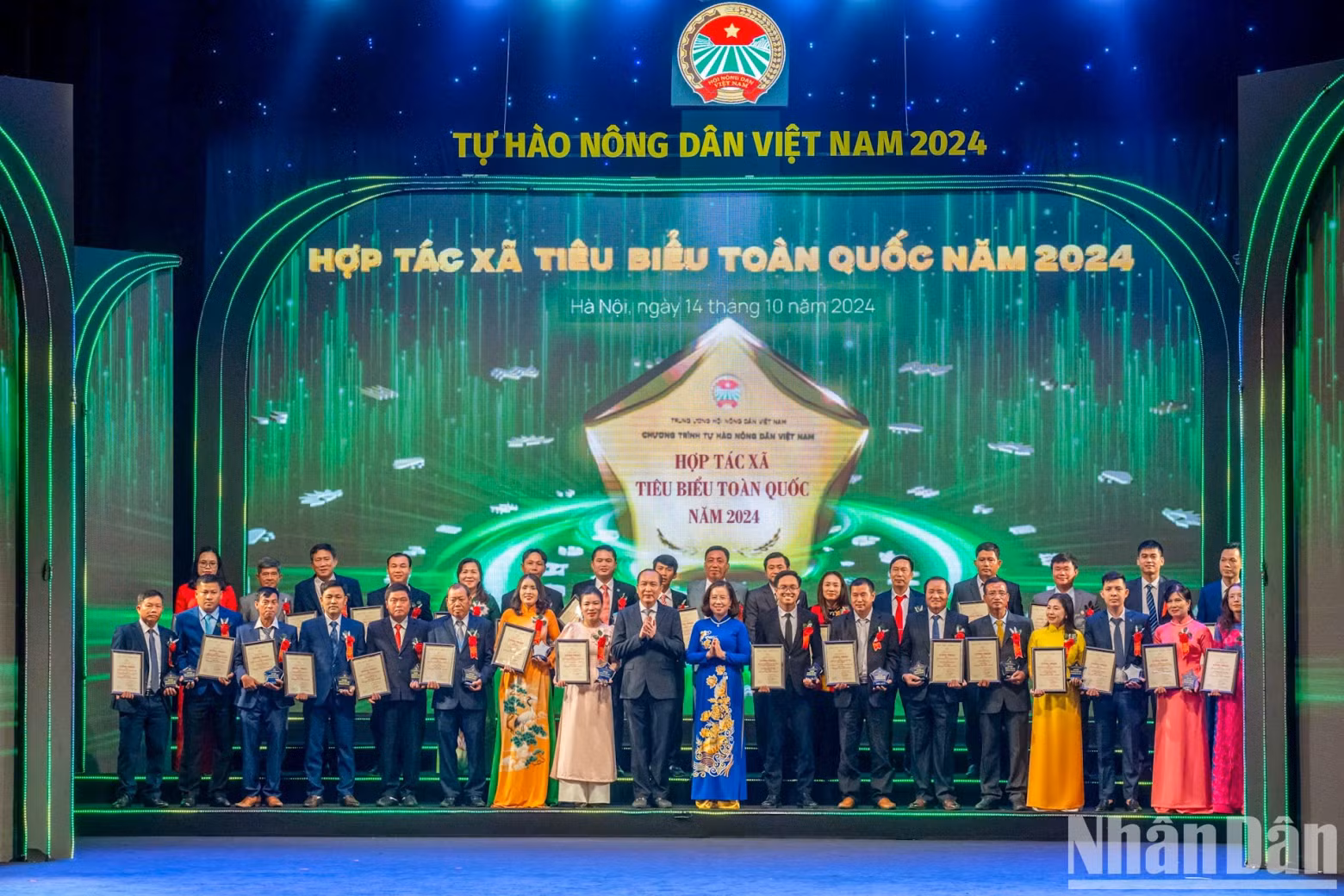 Representatives of outstanding cooperatives receive the logo and certificate at the programme.