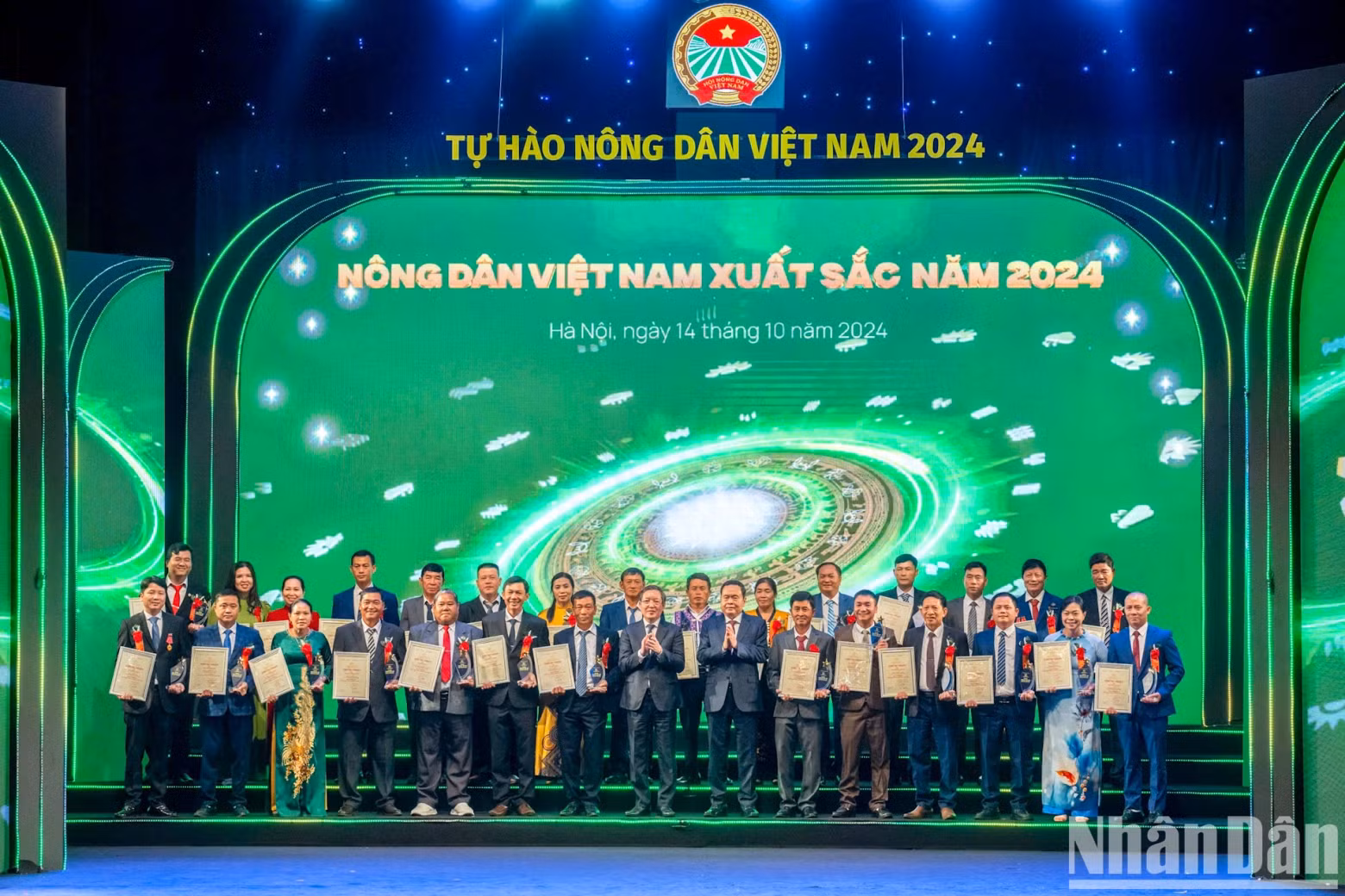 NA Chairman Tran Thanh Man and Chairman of the Vietnam Farmers’ Union Luong Quoc Doan present the certificate to outstanding Vietnamese farmers.