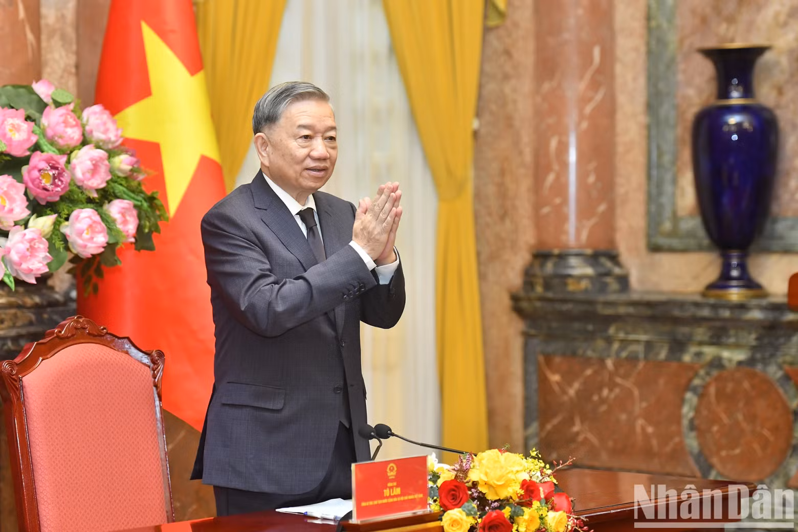 Top leader To Lam attends the meeting with the delegates honoured in the "Good advice, good service" movement.