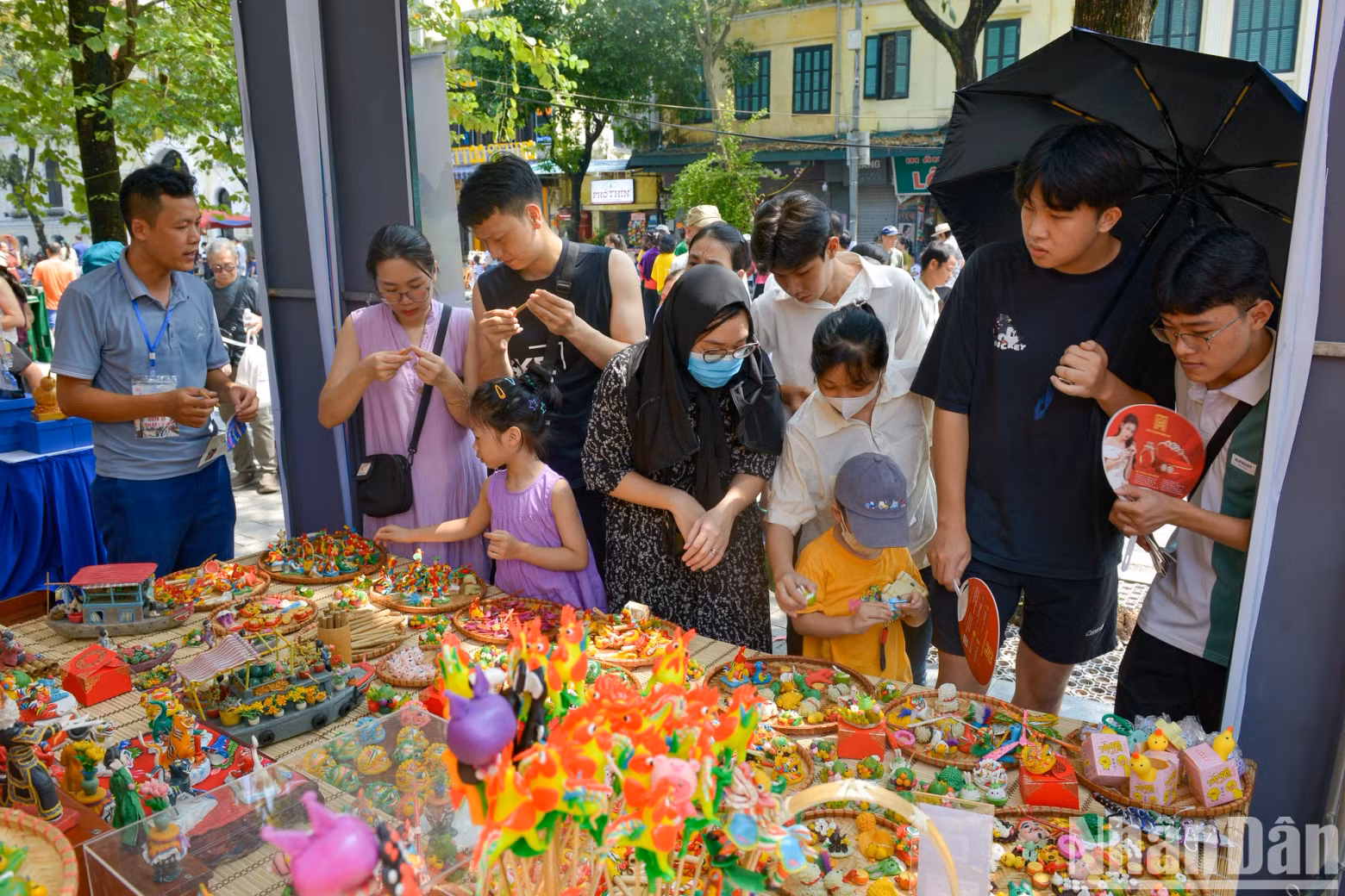 The To He (traditional toy figurines) product booth attracts much attention from visitors.