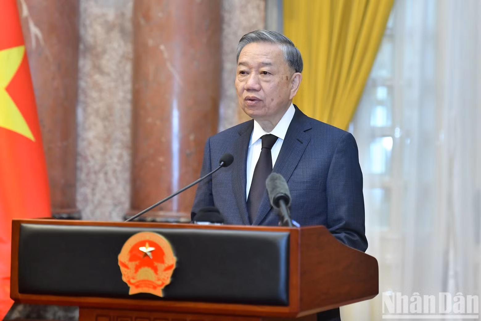 Party General Secretary and President To Lam speaks at the meeting.