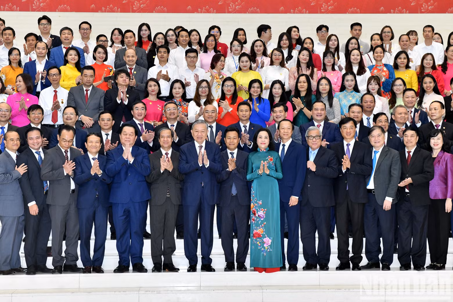 Party General Secretary To Lam poses with teachers and education managers