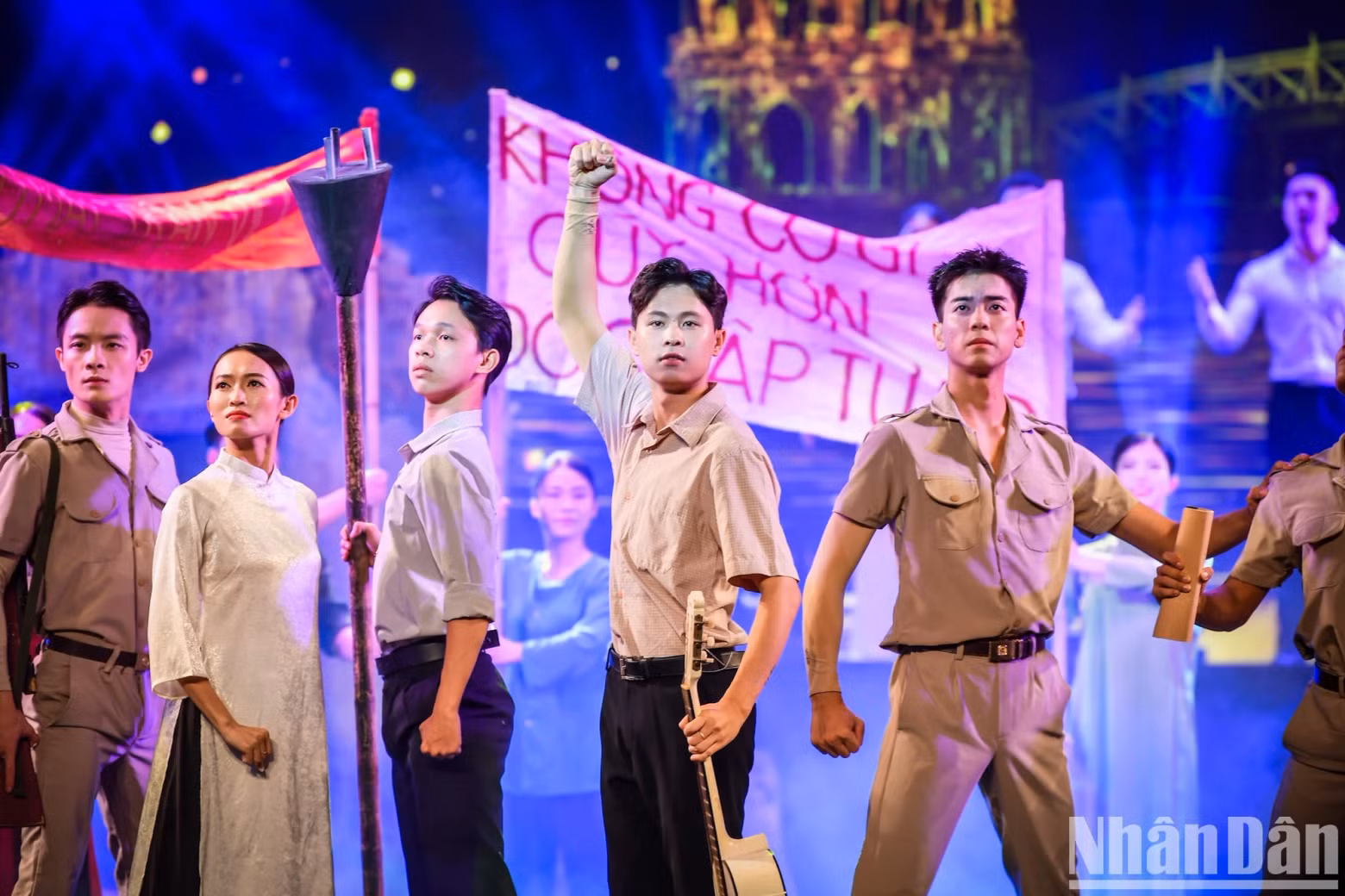 Throughout the programme, the audience seems to relive the atmosphere of the resistance in the past. Throughout the programme, the audience seems to relive the atmosphere of the resistance in the past.