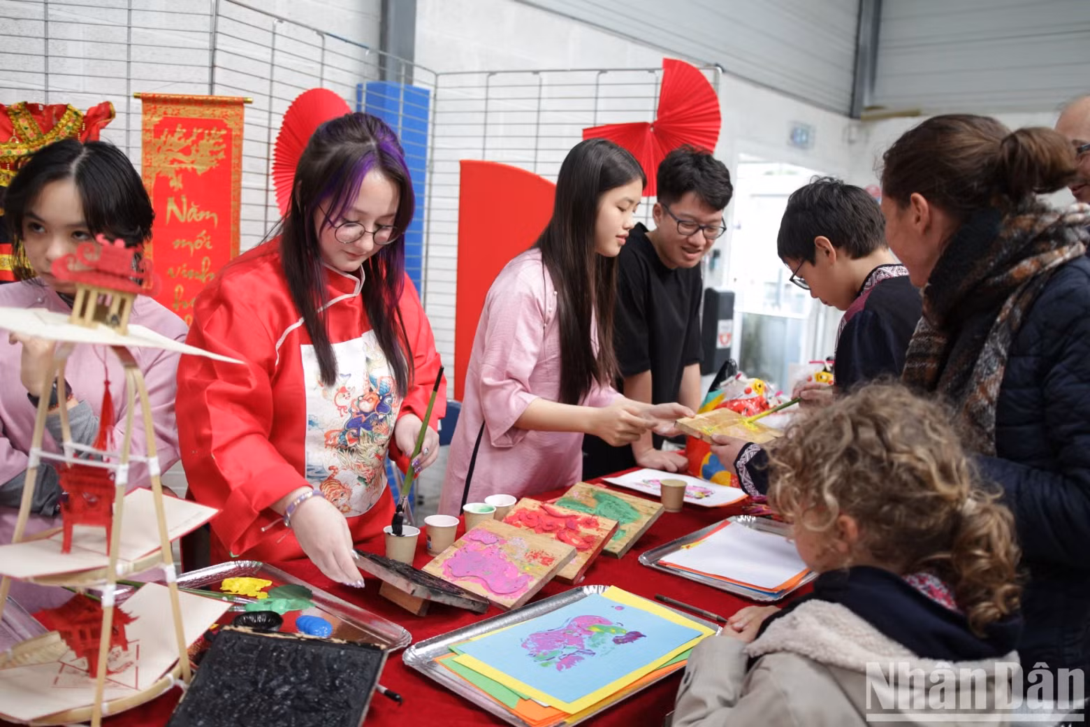 French friends are passionate while learning about Vietnamese culture at the event. French friends are passionate while learning about Vietnamese culture at the event.